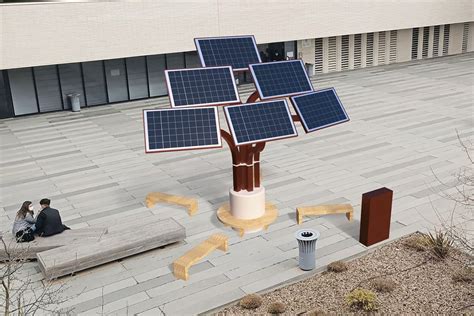 affichage de l'énergie solaire|Il rêve d’un « arbre solaire » pour recharger son portable et en .